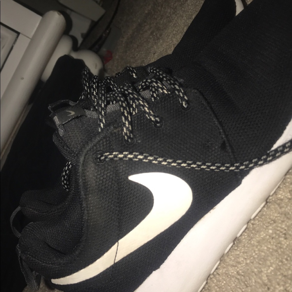 Nike Black and white   Roshe